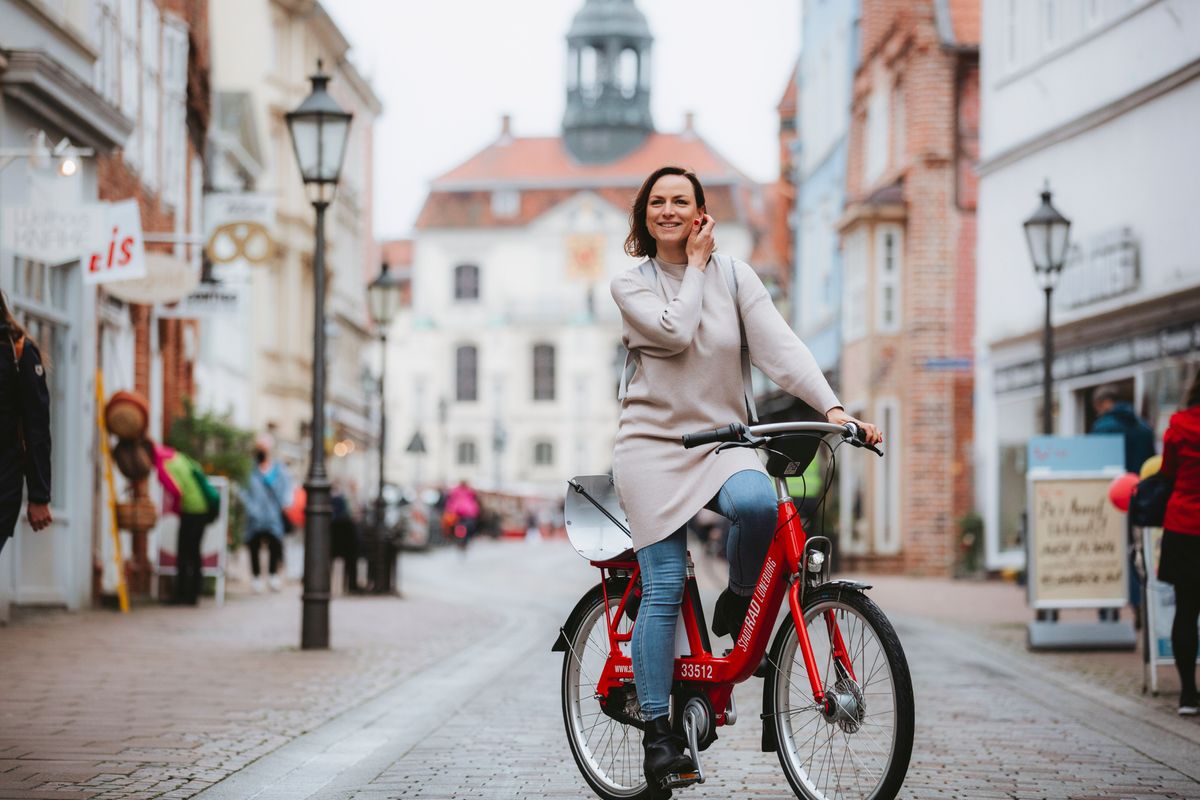 Frau auf einem Fahrrad in einer Innenstadt