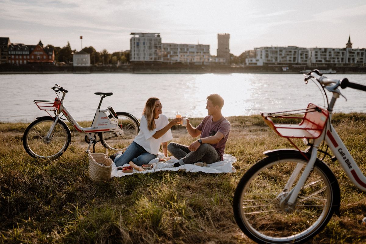 Ein Pärchen macht Picknick daneben ihre Fahrräder