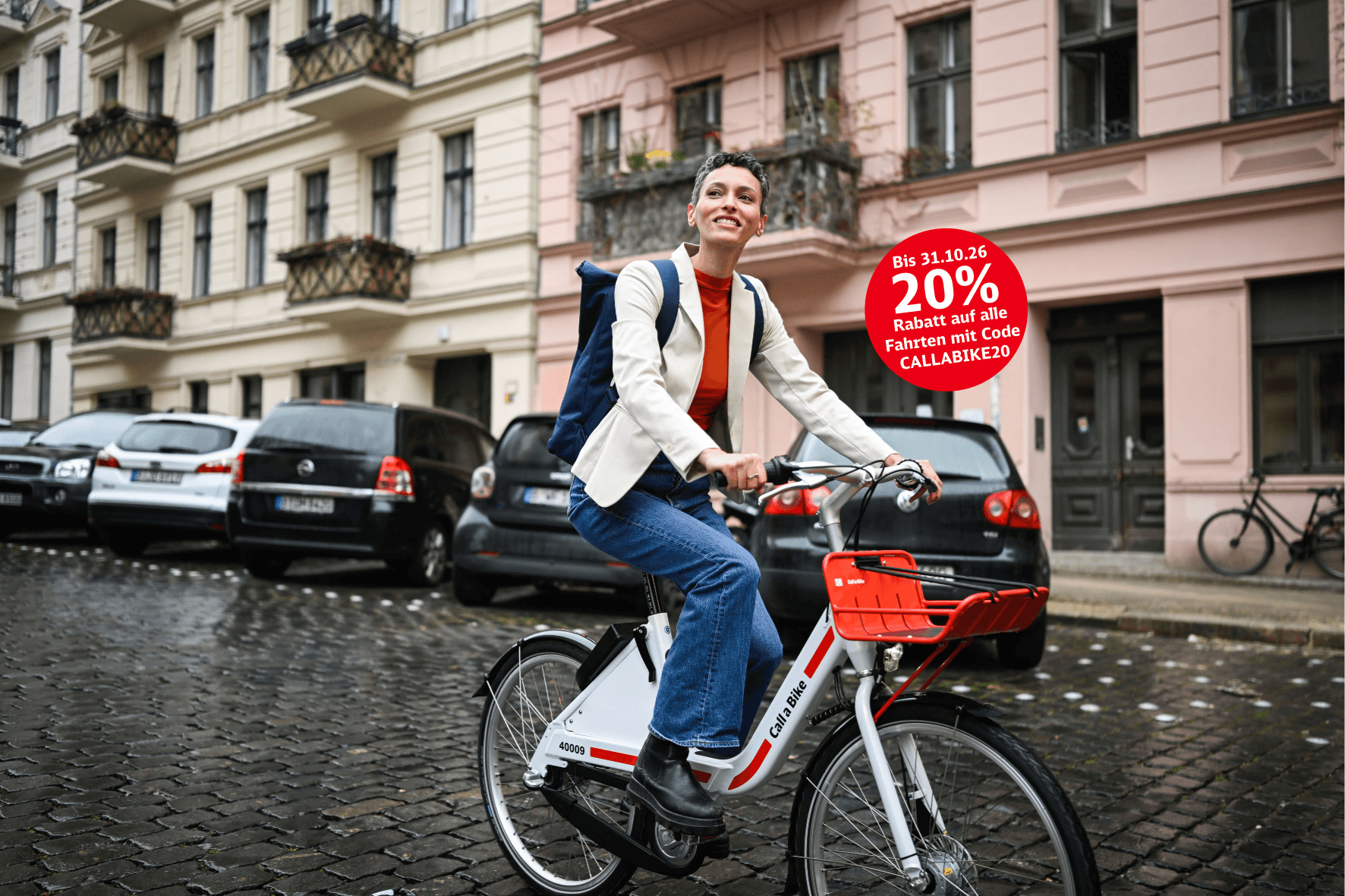 Frau radelt auf Call a Bike durch eine Straße.