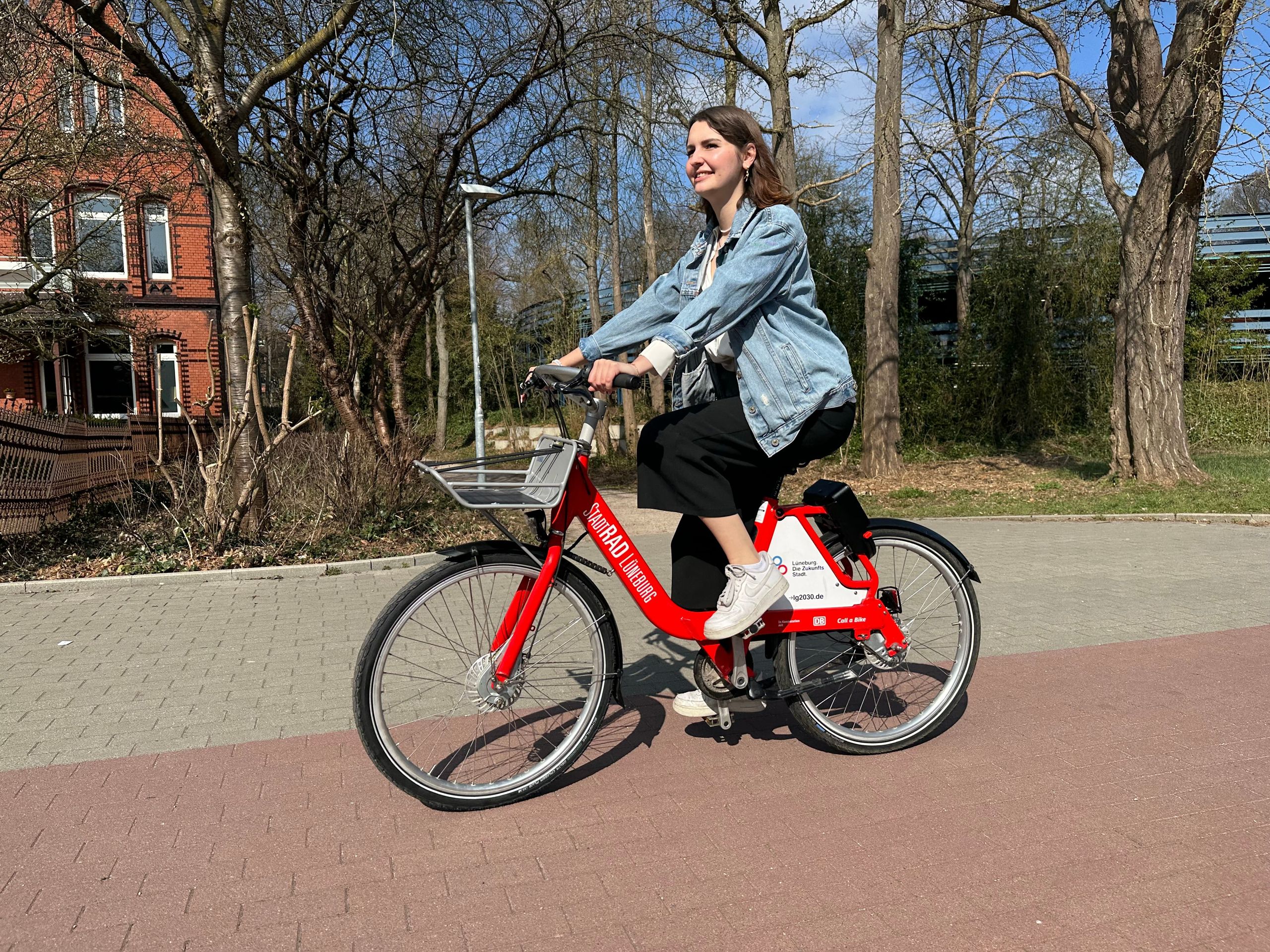 Ein Frau radelt mit StadtRAD durch Lüneburg