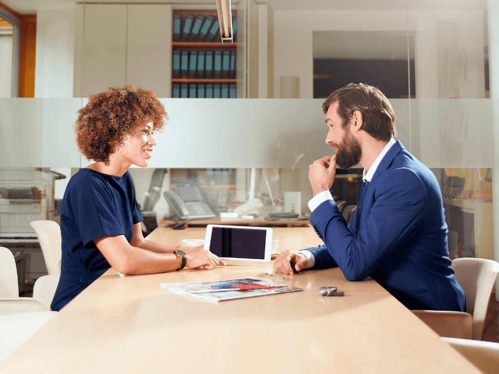 Frau und Mann im Gespräch im Büro