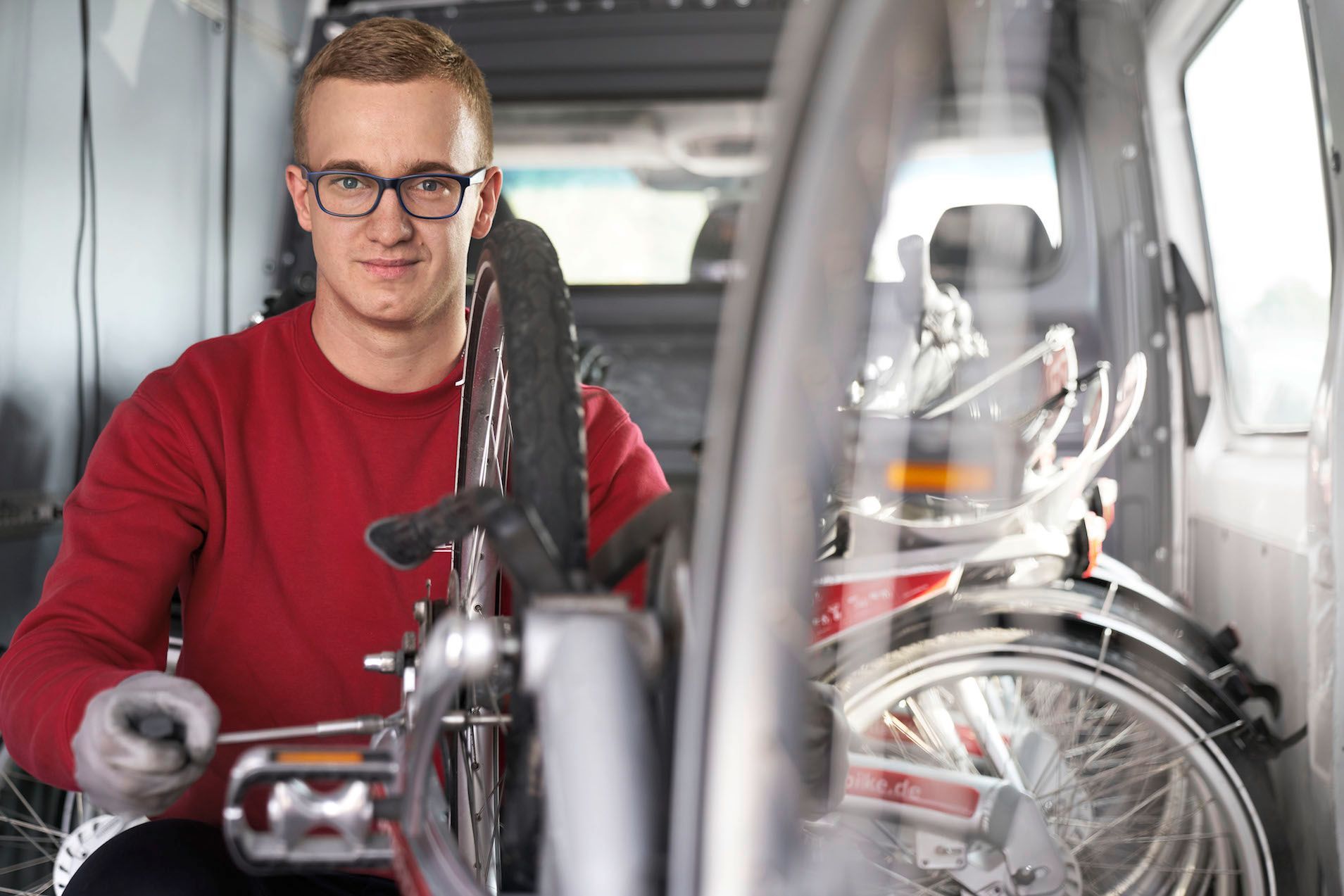 Fahrrad-Service-Mitarbeiter im Werkstattwagen