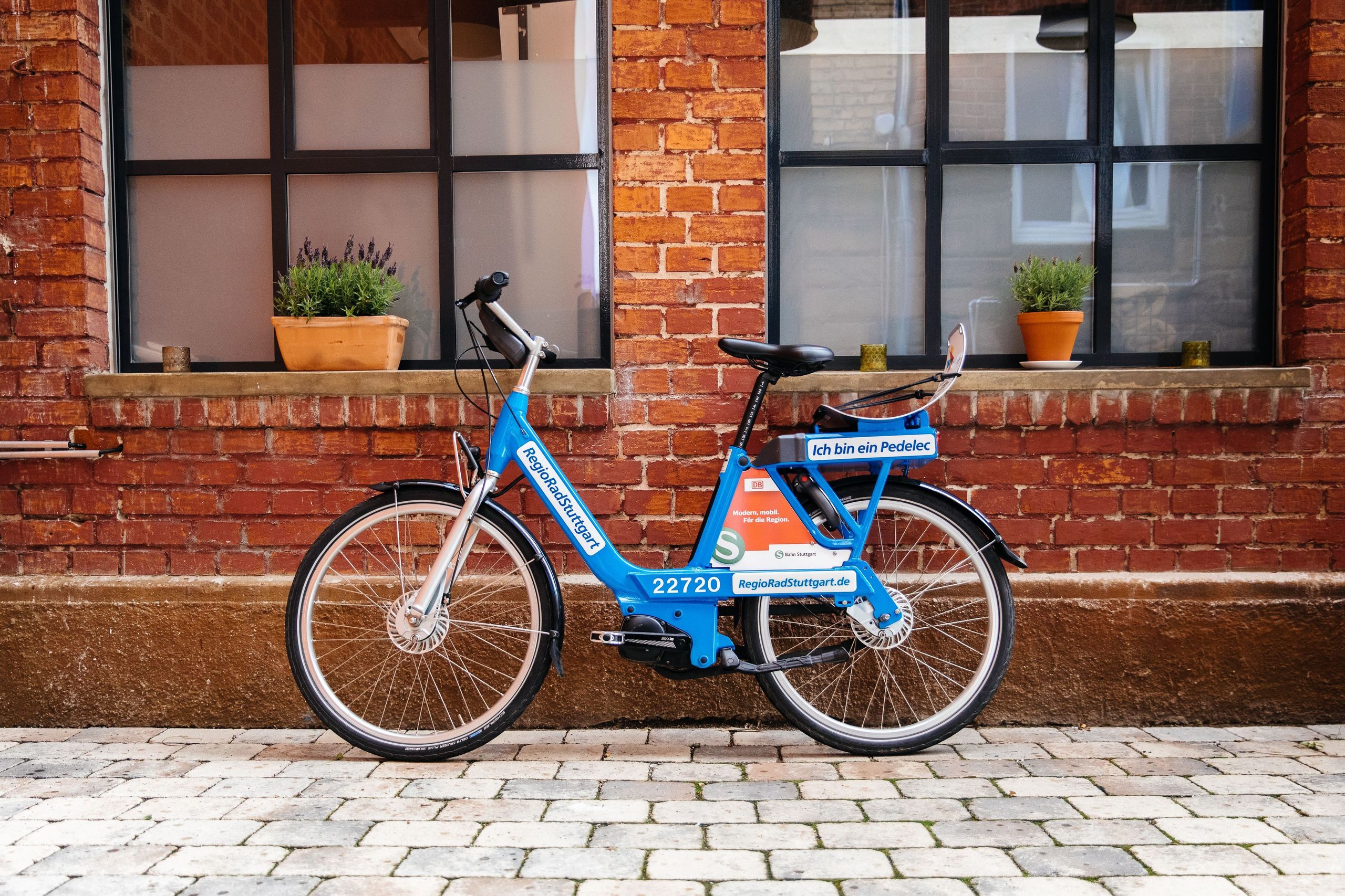 RegioRadStuttgart vor Backsteinmauer