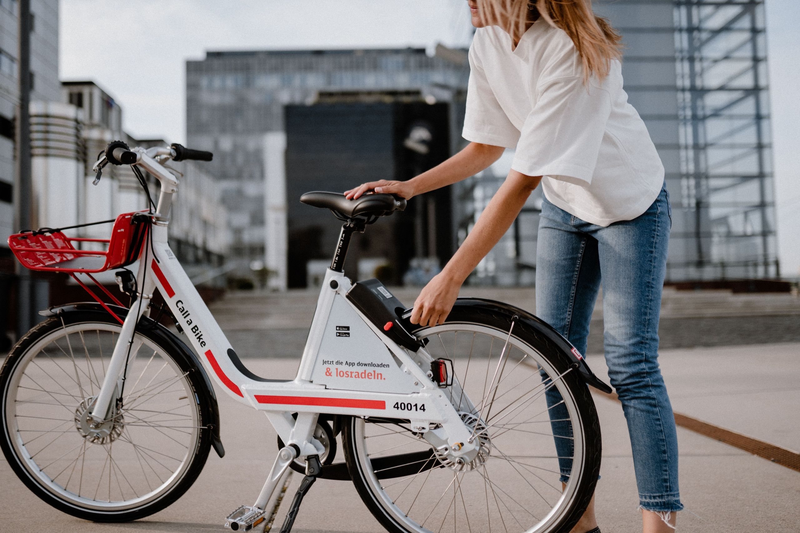 Frau parkt ein Call a Bike