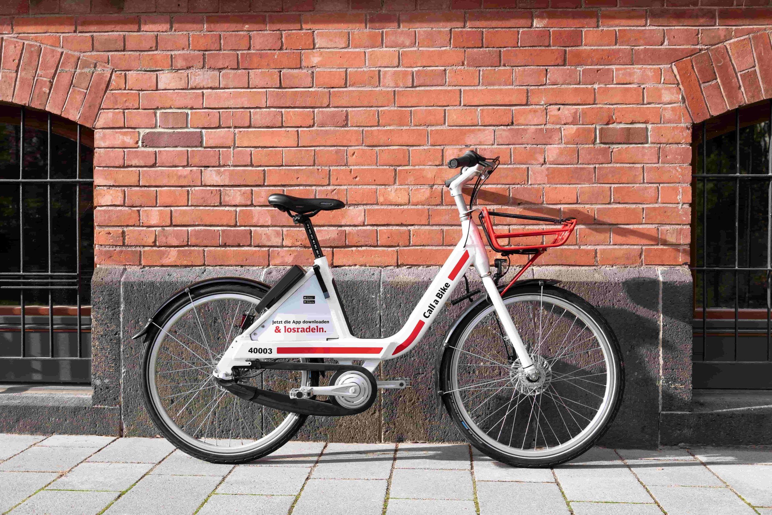 Ein Call a Bike steht an einer Backsteinwand