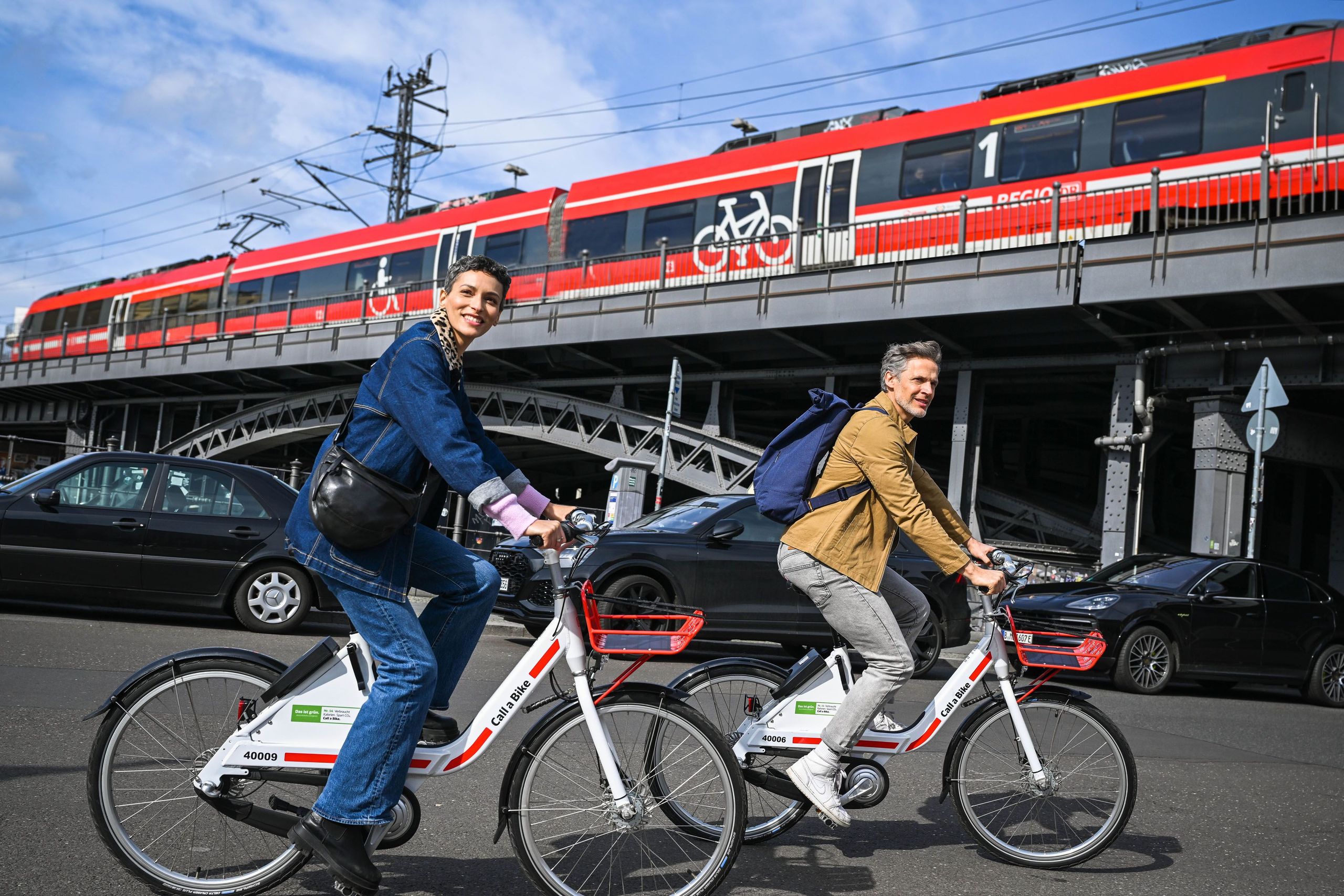 Frau und Mann fahren Call a Bike