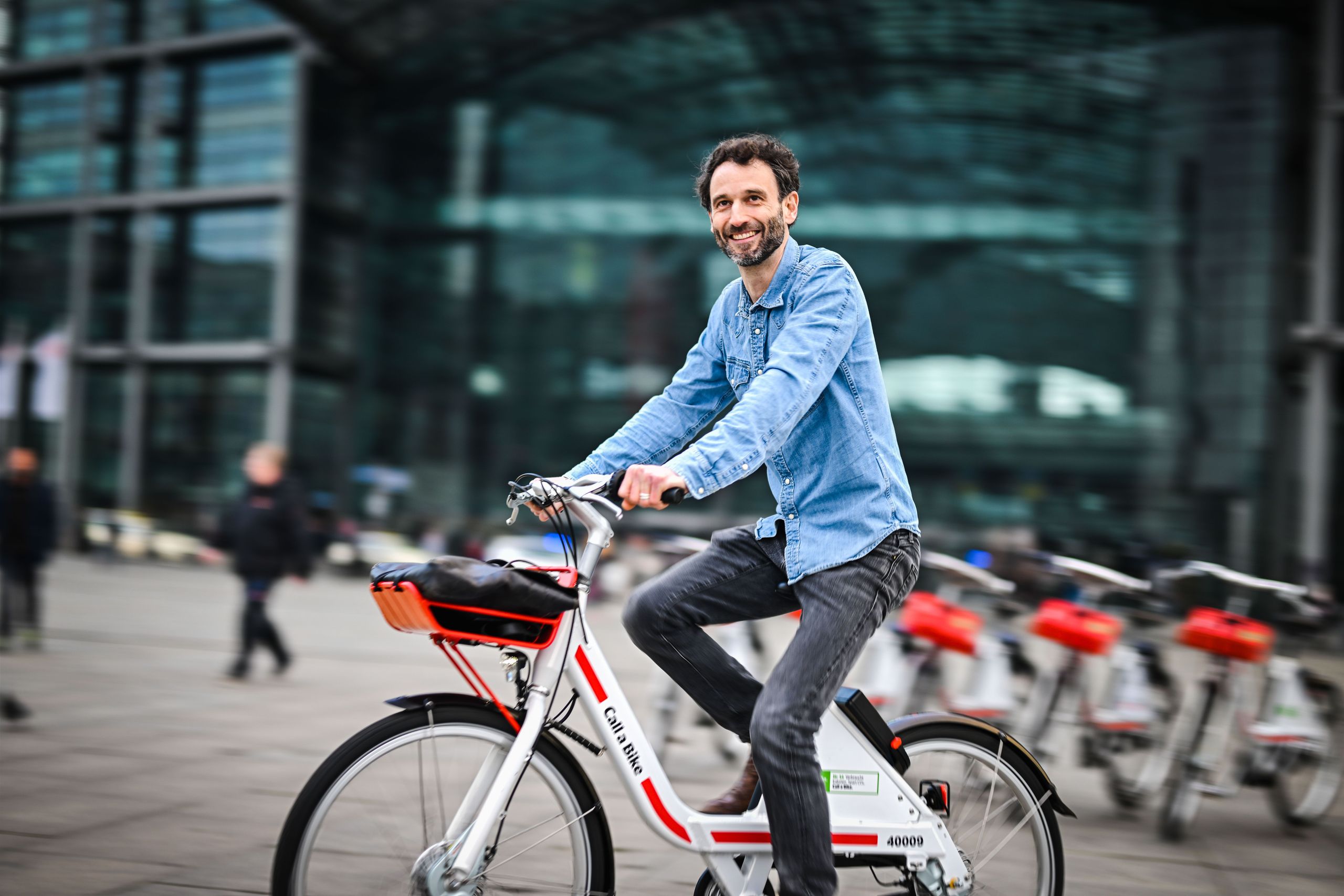 Frau und Mann fahren Call a Bike